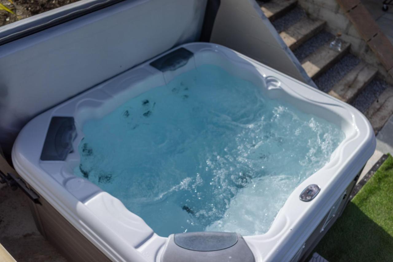 Snug House, Sleeps 12 With Hot Tub On Retallack Resort St Columb Major Exterior photo