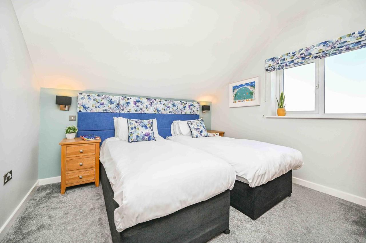 Snug House, Sleeps 12 With Hot Tub On Retallack Resort St Columb Major Exterior photo