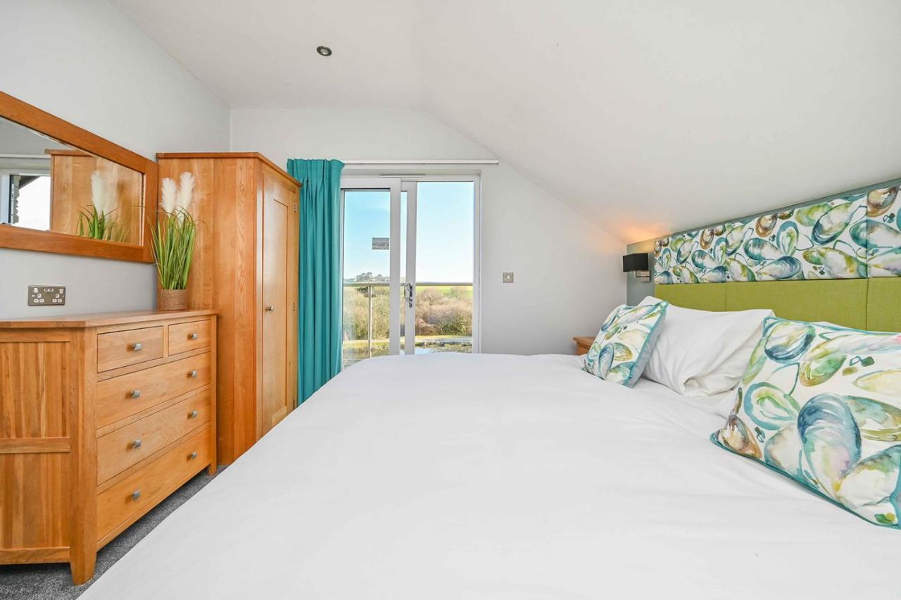 Snug House, Sleeps 12 With Hot Tub On Retallack Resort St Columb Major Exterior photo